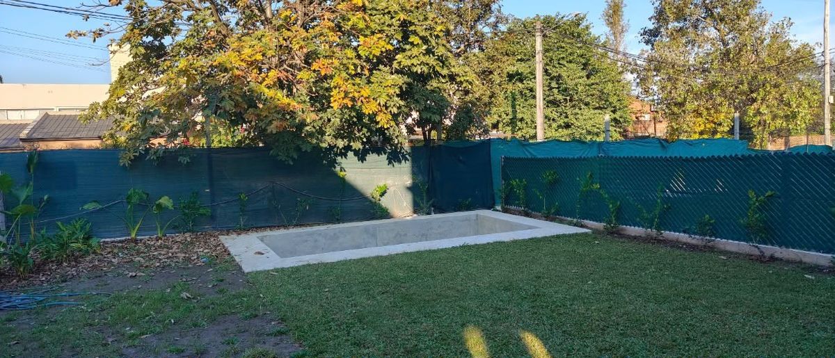 Jardín con pileta