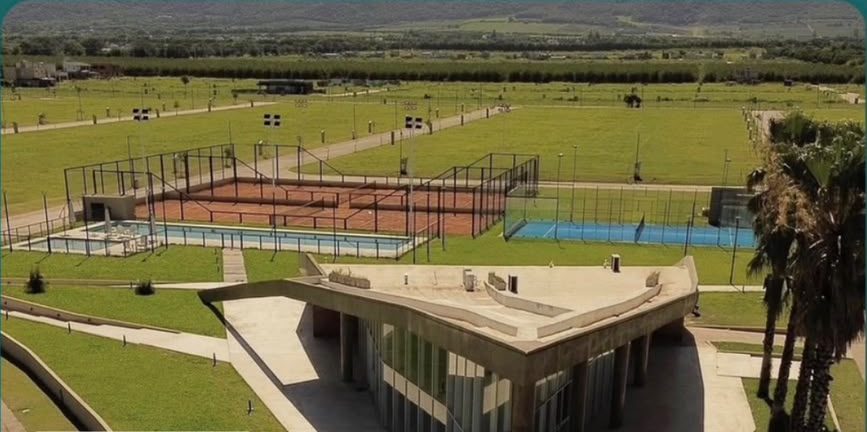 Club house, pileta y canchas